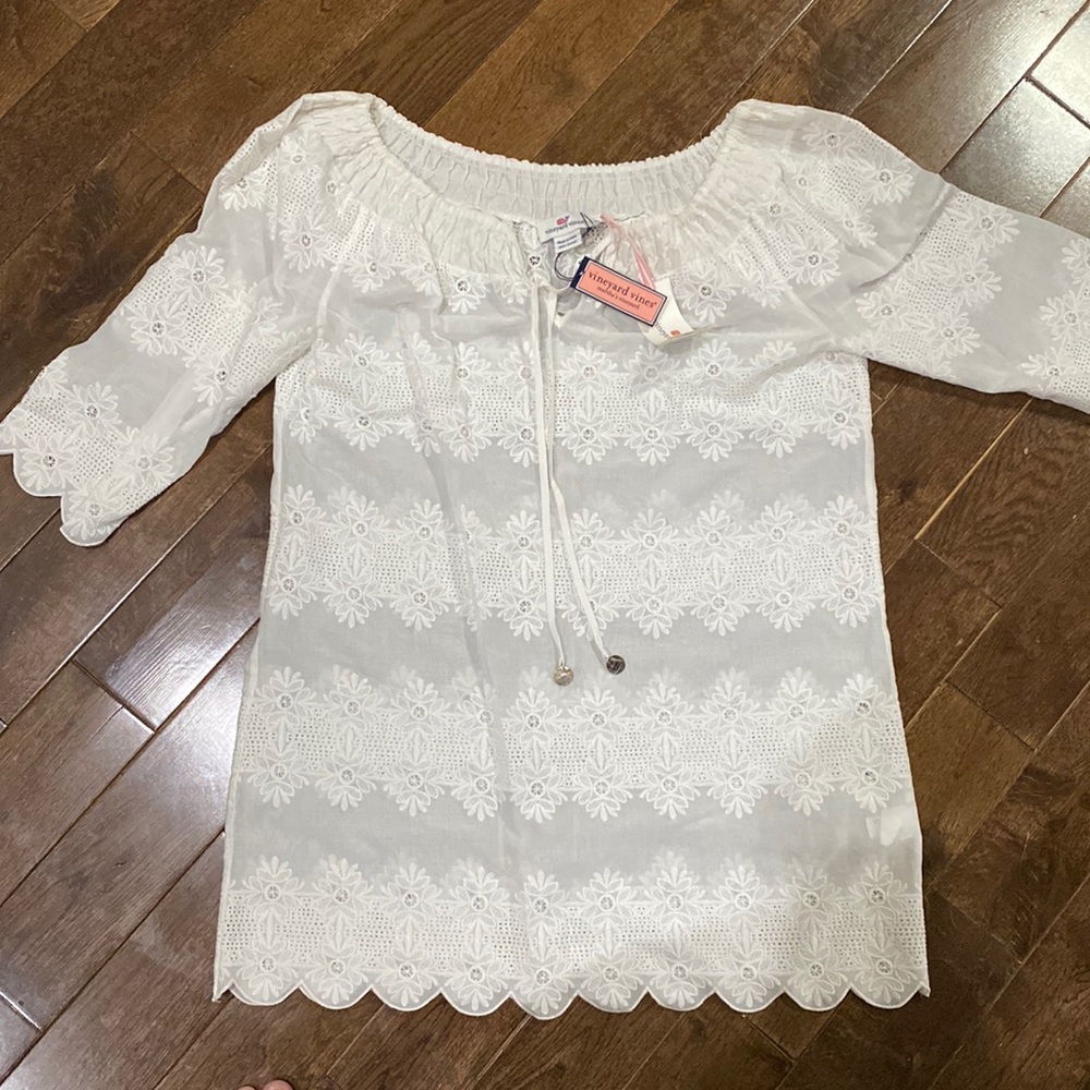 Vineyard vines white daisies embroidery top